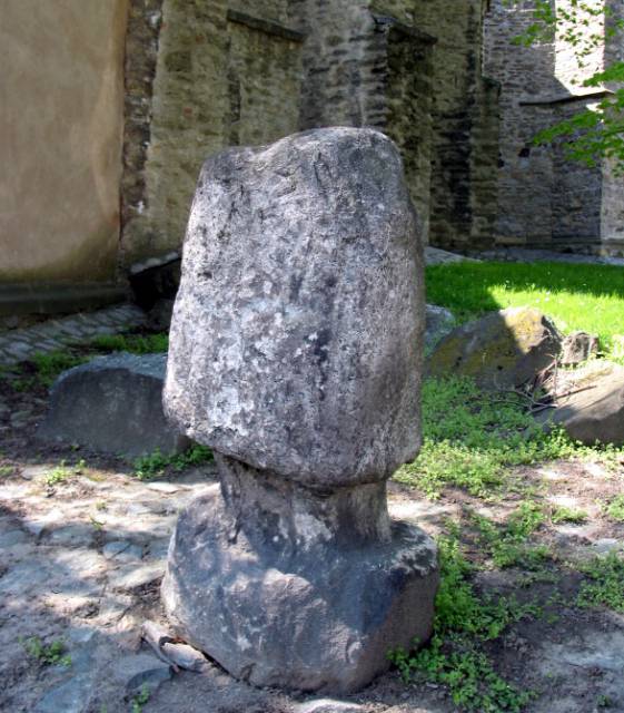 Grzyb – kamienna rzeźba Sobótka