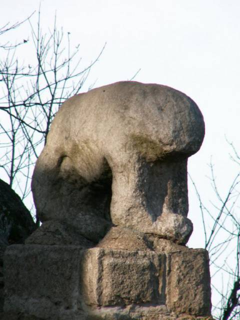 Niedźwiedź Ślężański – kamienna rzeźba kultowa, szczyt Ślęży