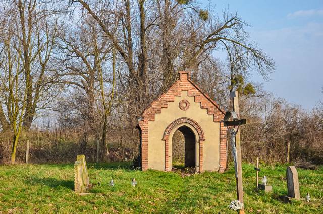 Zabytkowa kapliczka i cmentarz w Trestnie